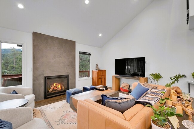 Building Photo - 28384 Kinnikinick Rd