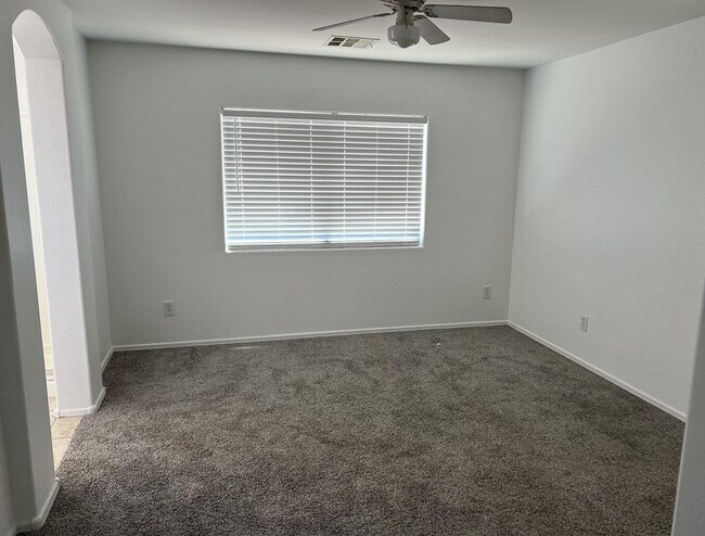 Building Photo - 3637 E Parkview Dr