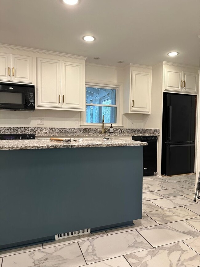 Building Photo - Large Home on the Eastside on a deadened street - Pre Lease