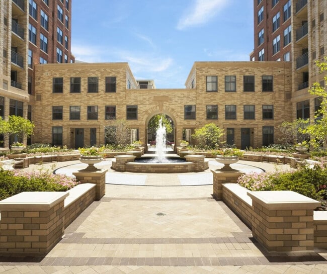 Building Photo - 1321 S Elm St