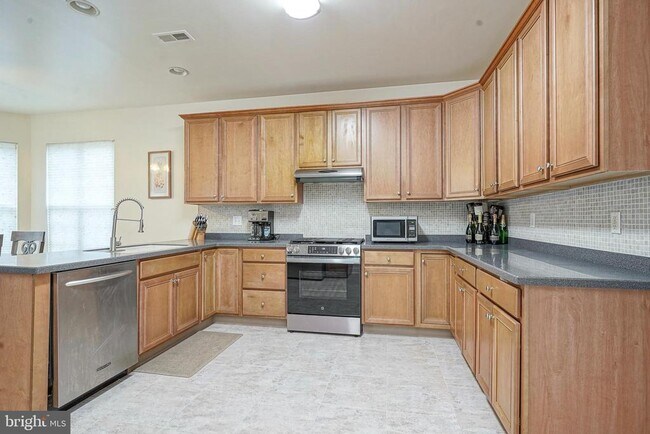 Building Photo - 142 White Cedar Dr