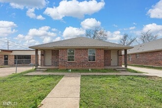 Building Photo - 1719 Lakeshore Dr