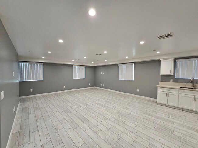 Building Photo - 32(839)