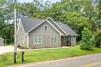 Building Photo - 327 Byrd St