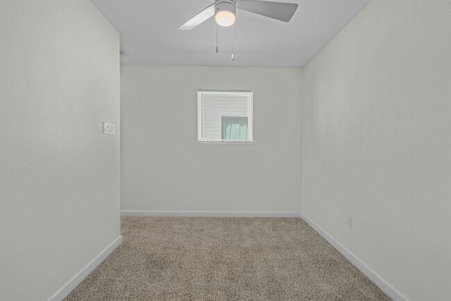 Building Photo - 409 Deer Path Lp