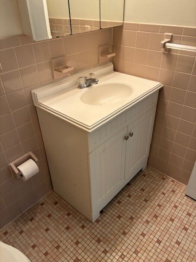 Building Photo - LAKE FRONT PARADISE