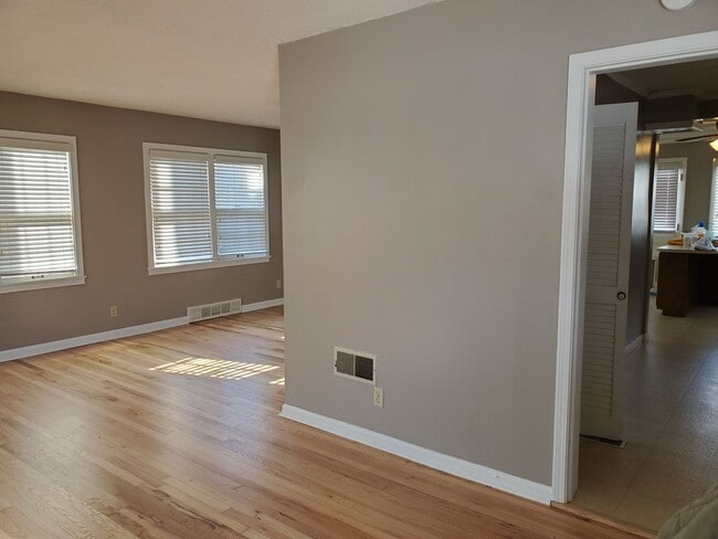 Building Photo - Gorgeous home near Westboro park.