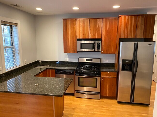 Building Photo - 1448 W Thorndale Ave