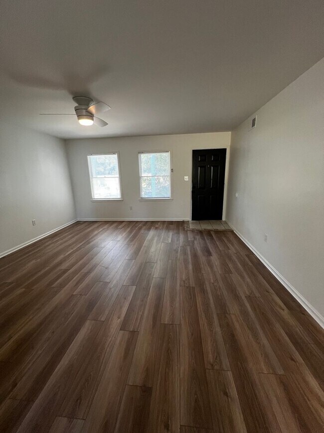 Building Photo - 2-Bedroom Rental on Ladies Island