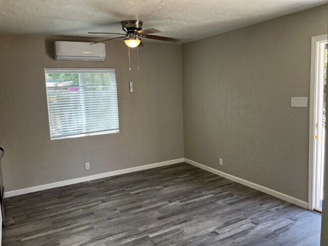 Building Photo - Newly renovated 1 Bedroom
