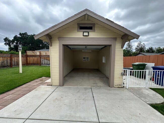 Building Photo - 210 Las Flores Ave