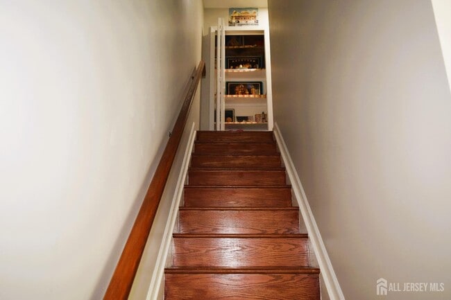 Building Photo - 51 Larch St