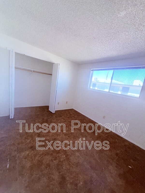 Building Photo - 4243 E Lee St