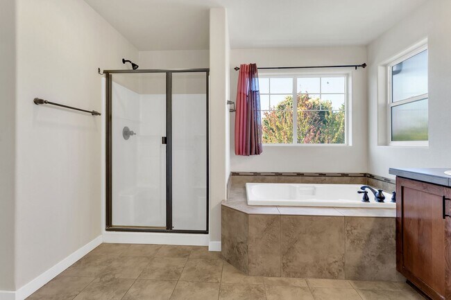 Building Photo - Spacious 4BR/3BA in Beaverton