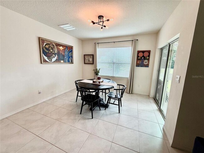 Building Photo - 512 Lily Ln