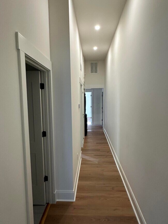 Building Photo - 307 W Main St