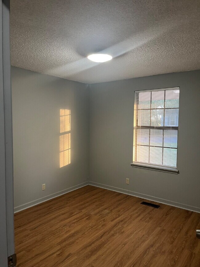 Building Photo - 665 Dutchmans Dr