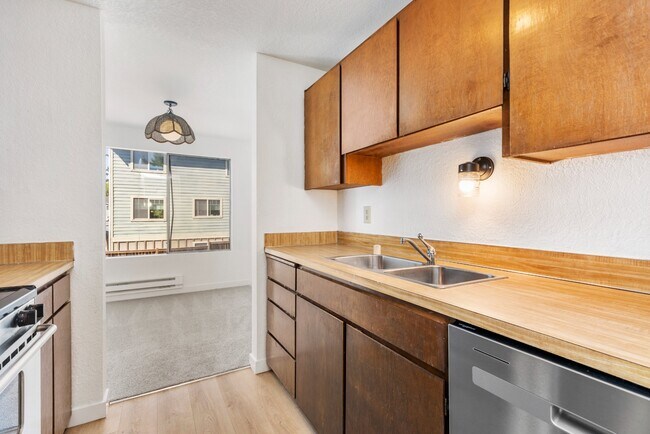 Building Photo - Spacious 1 Bedroom Apartment w/ Parking in...