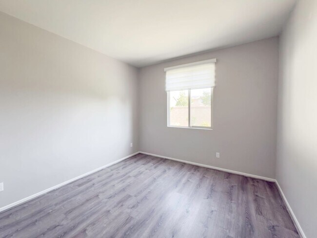 Building Photo - Beautiful 2 Story 5 Bedroom SOLAR Home + L...
