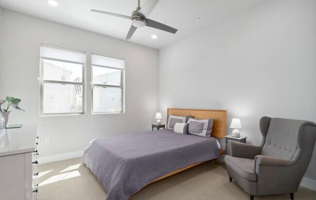 Building Photo - Beautiful 2 bedroom/2.5 bath unit at the Cannery available July 25th