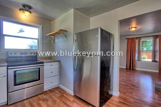 Building Photo - Updated 2 Bed, 1 Bath Bungalow in Harney H...