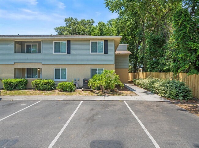 Building Photo - 230 Thorntree Pl