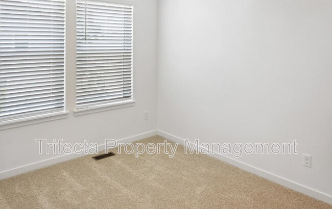 Building Photo - 628 Thoroughbred Ln
