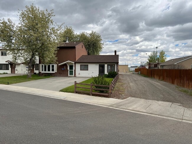 Building Photo - 1 Bedroom 1 Bath Townhouse in Great Neighborhood