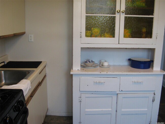 Building Photo - 266 Jericho Turnpike