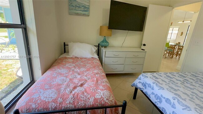 Building Photo - 1280 SW Jacqueline Ave