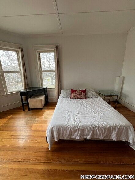 Building Photo - 124 Forest St