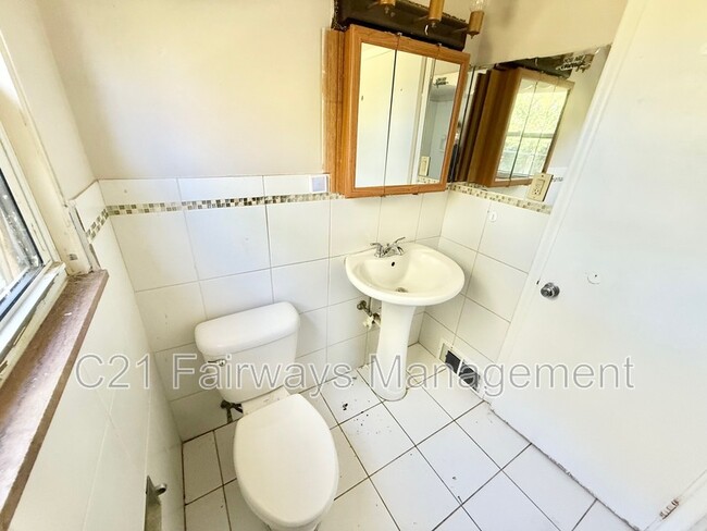 Building Photo - 2527 Versailles Ave