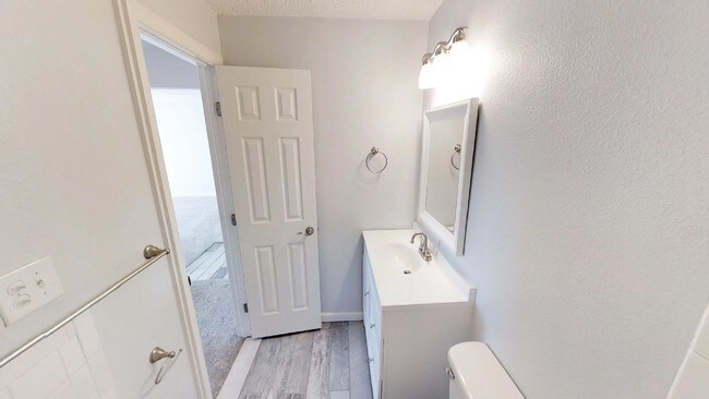Building Photo - 411 Lakewood Cir