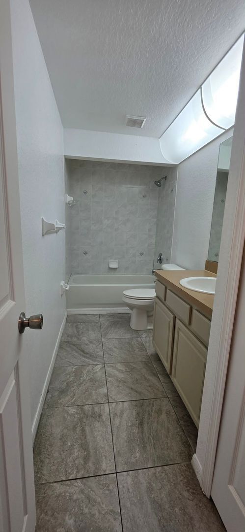 Building Photo - 3 Bedroom, 2 Bath Home with 2-Car Garage – 1,722 Sq Ft