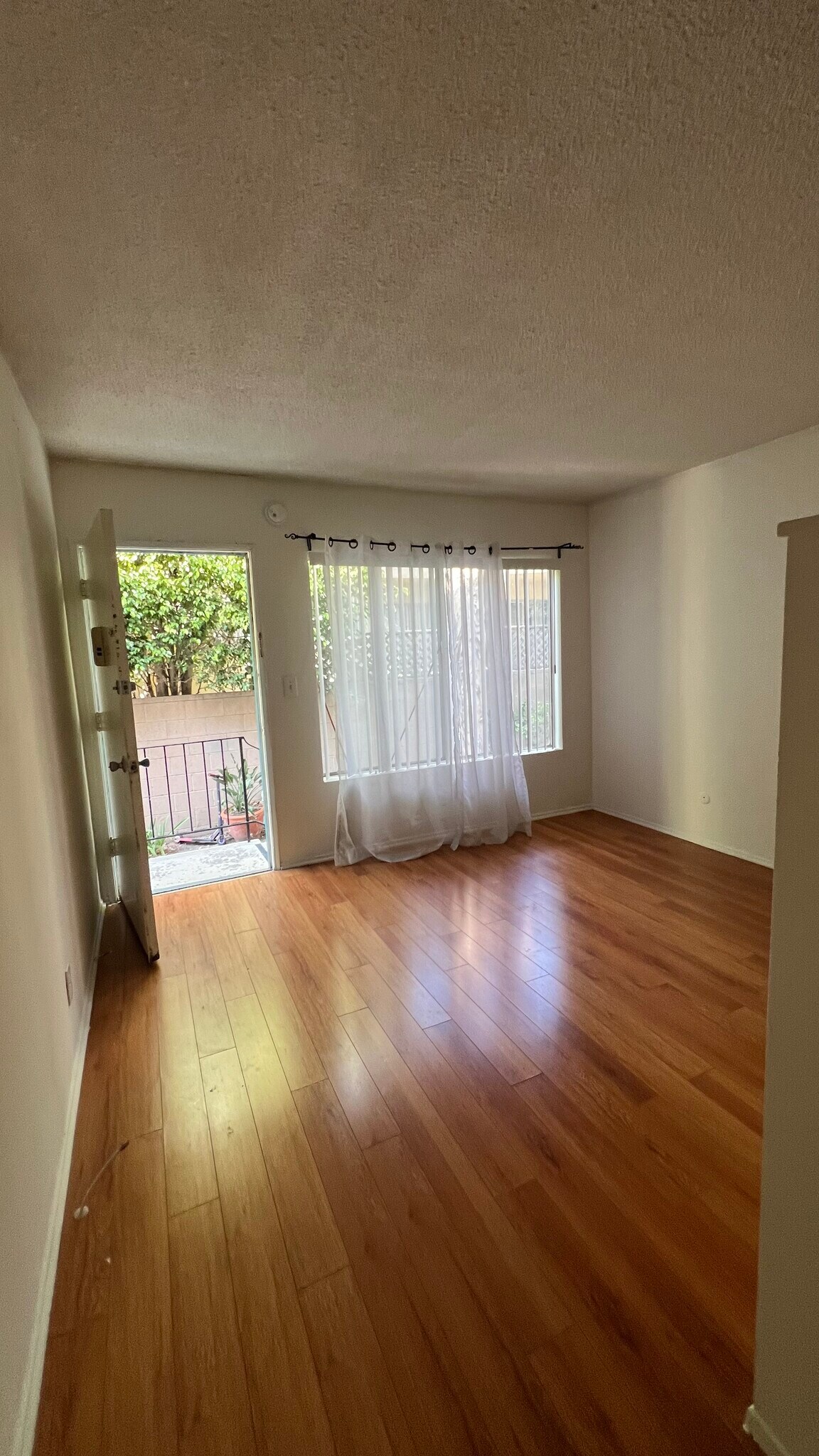 Building Photo - 3562 Mentone Ave