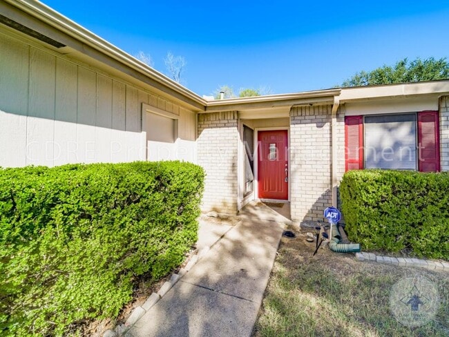Building Photo - 1905 San Saba Ln