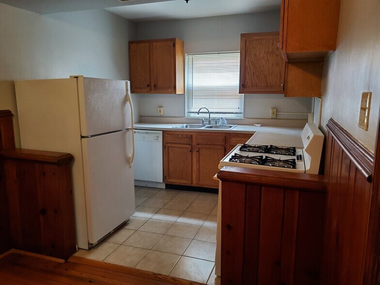 Building Photo - 2363 Ravine St