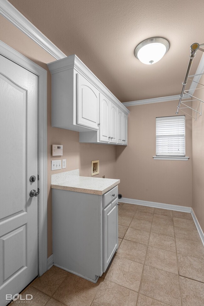 Building Photo - 6012 Whitney Dr