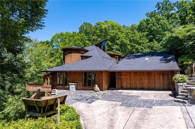 Building Photo - 120 Laurel Dr NE
