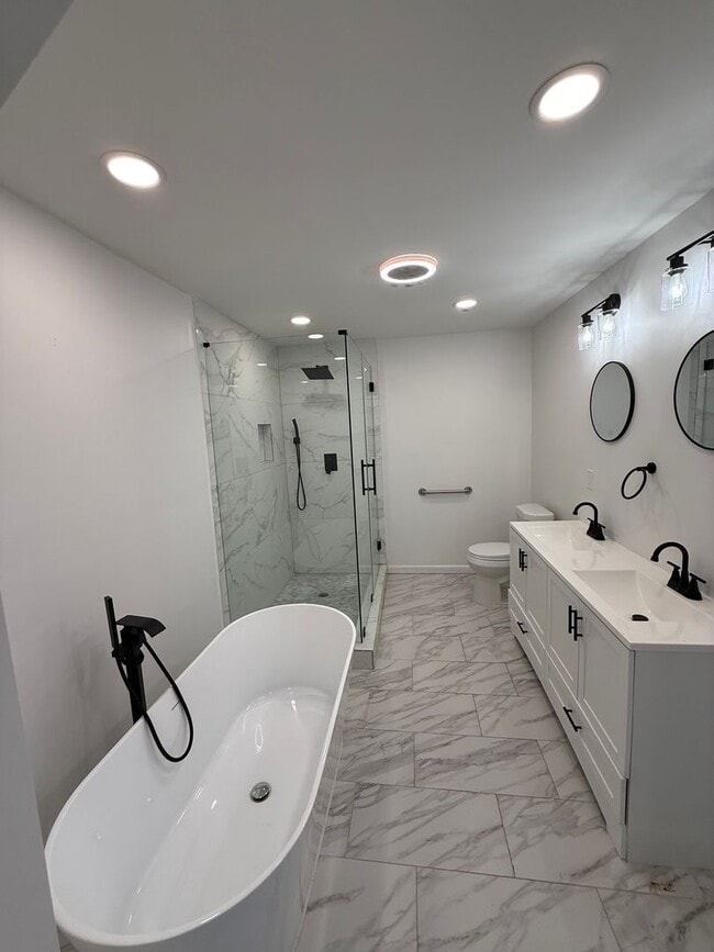 Building Photo - Lakefront Living at Fairfield Plantation