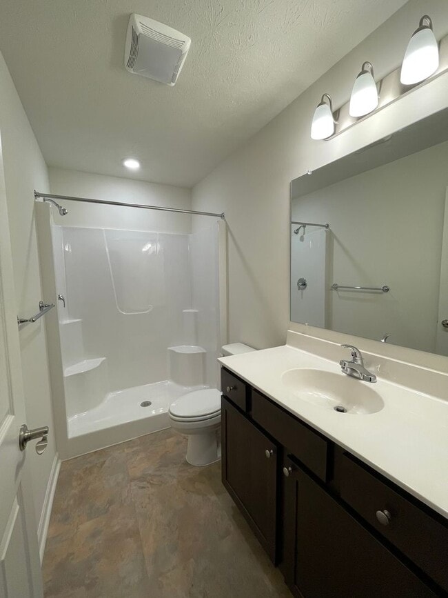 Building Photo - Like New Two Master Suite Apartment Townhouse