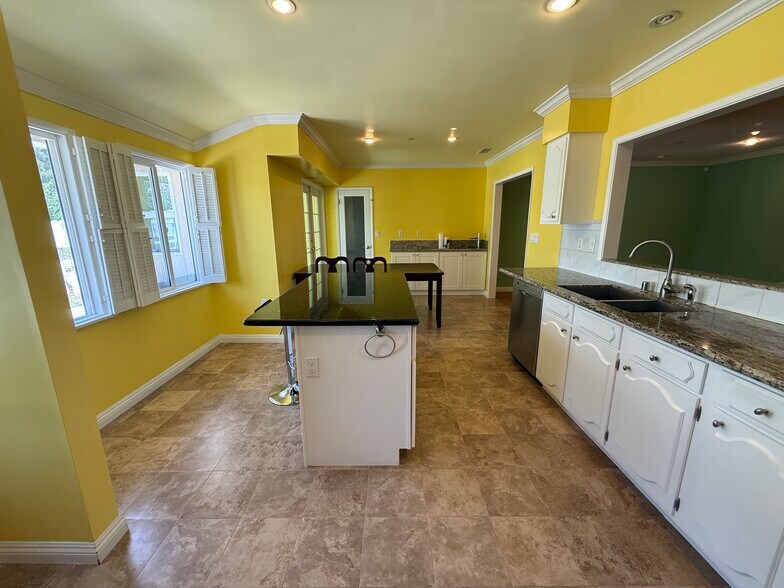 Building Photo - 1162 Panorama Dr
