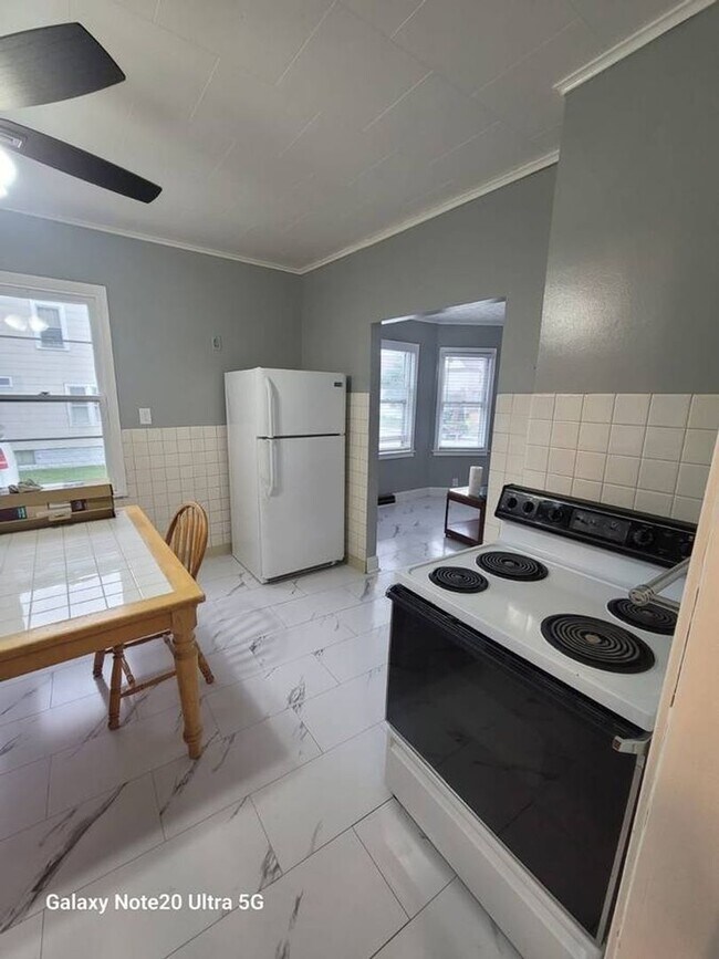 Building Photo - Spacious 3BR Duplex in Buffalo