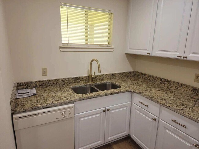 Building Photo - 2 Bedroom 1 Bath Available September 1. Cl...