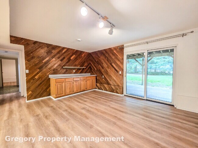 Building Photo - !! $3500 for 18 month lease !!  Private La...