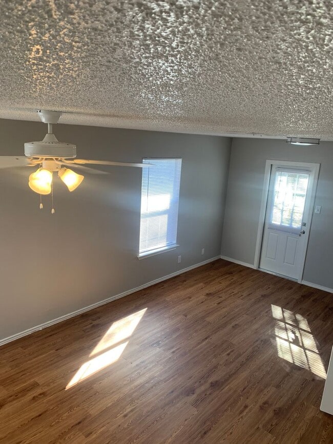 Building Photo - 3 bedroom 2 bath
