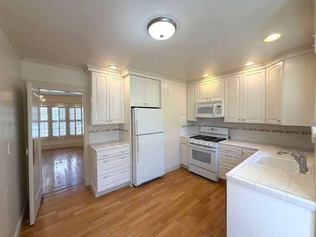 Building Photo - UPDATED BRIGHT HUGE 1650sf 2BR/1BA+BONUS Home Balboa Terrace LOTS of Natural Light AVAILABLE NOW