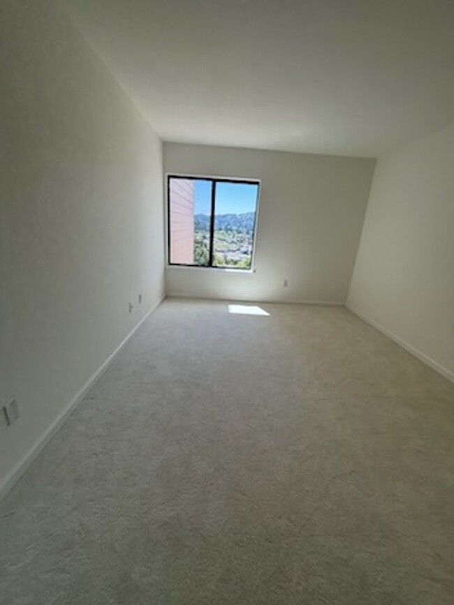 Building Photo - Beautiful Condo with Scenic Views in Green...