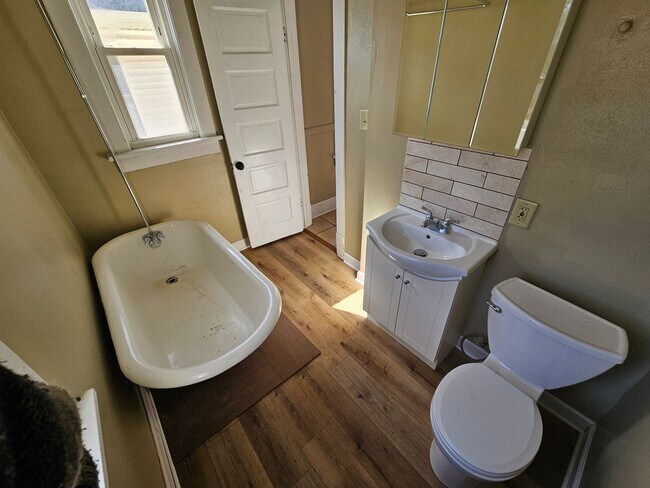 Building Photo - BNH- 2482