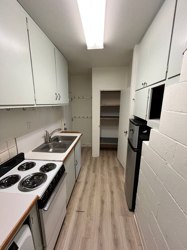 Building Photo - Perfectly Located Spacious Studio Apartment